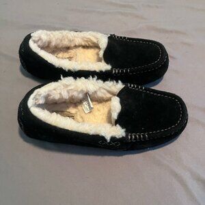 BLACK UGG SLIPPERS